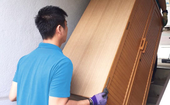 重たい残置物もスタッフが慎重に搬出