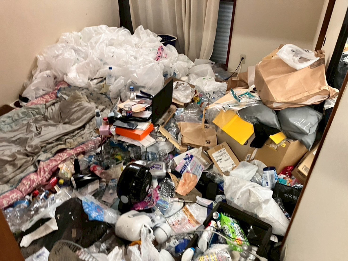 「1LDKのマンションのお部屋に溜め込まれたビニール袋や紙袋などを片付けました」作業写真