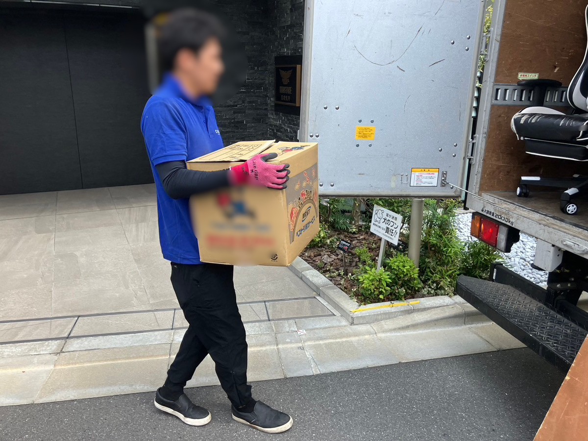 「マンションの2Kのお部屋からゲーミングチェアなどを回収しました」作業写真