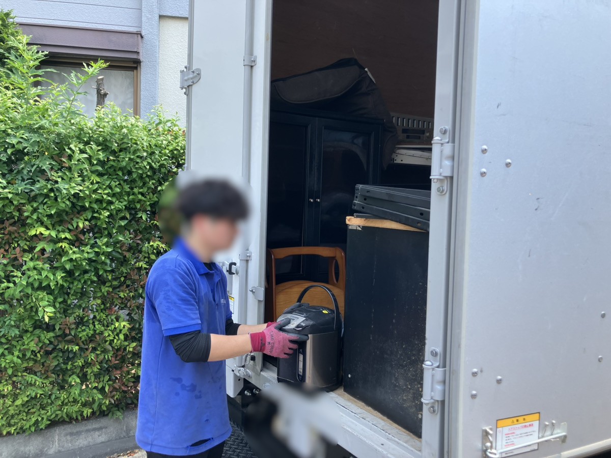 「1Kのアパートのお部屋から収納家具などを回収しました」作業写真